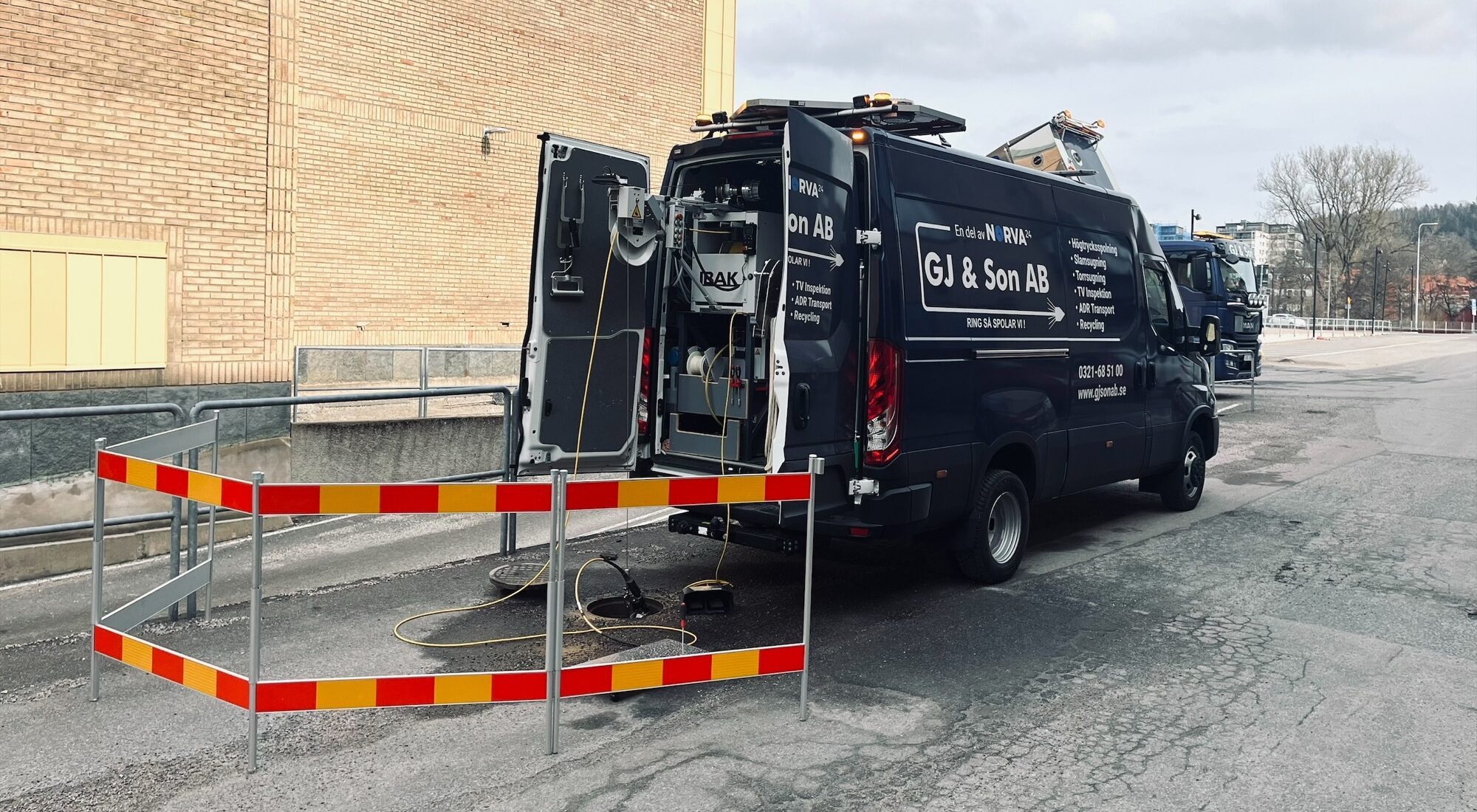 Filmbussen utför filmning i vägbrunn